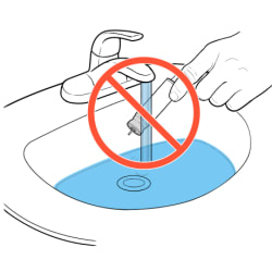 Un símbolo de "no" sobre el recipiente que se sostiene bajo el grifo con agua corriente.